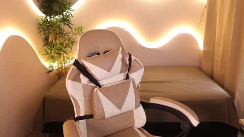 Kehlannis online show from October 18, 8:53 pm