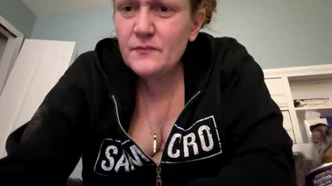 Snapshot of kellilyn10 chatting on April 13, 1:44 am kellilyn10 online show from April 13, 1:44 am