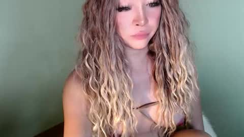 its me KELLY online show from February 21, 6:53 pm