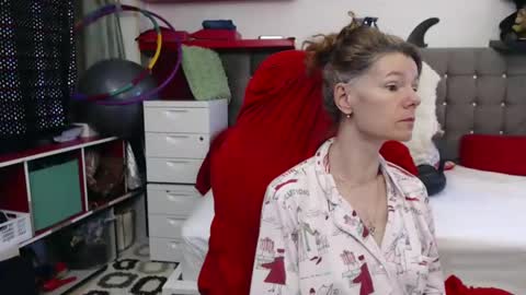 kelly online show from February 6, 12:05 pm