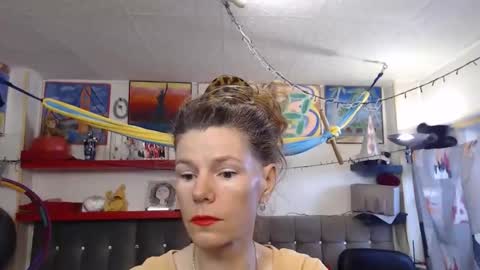 kelly online show from October 11, 11:20 am