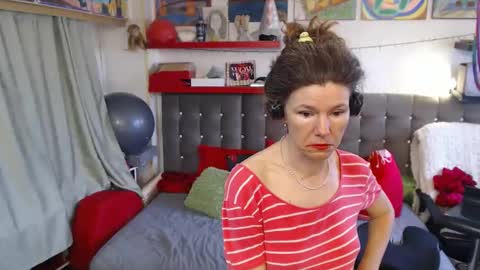 kelly online show from April 10, 11:15 am