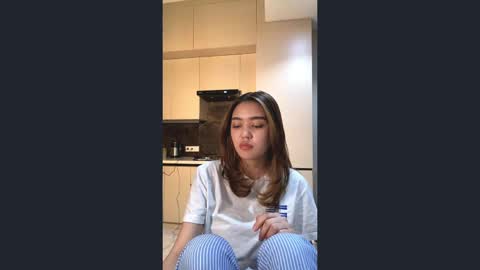 Snapshot of kelsiefeger chatting on April 15, 7:58 pm Luna online show from April 15, 7:58 pm