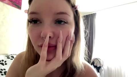 Mia online show from June 13, 9:07 am