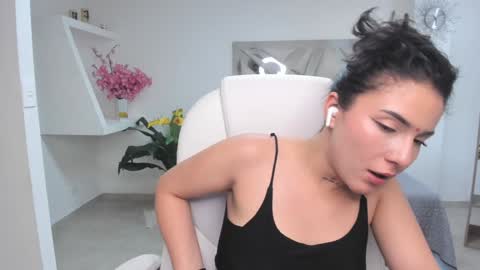 Snapshot of kendaall_jenner chatting on February 1, 8:18 am Kendall Jenner online show from February 1, 8:18 am