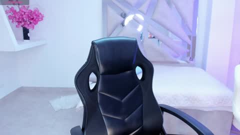 Snapshot of kendaall_jenner chatting on February 6, 8:39 am Kendall Jenner online show from February 6, 8:39 am