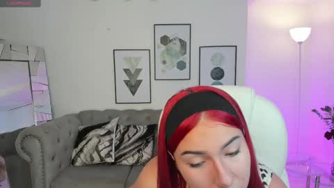 Snapshot of kendaall_jenner chatting on February 18, 4:26 am Kendall Jenner online show from February 18, 4:26 am