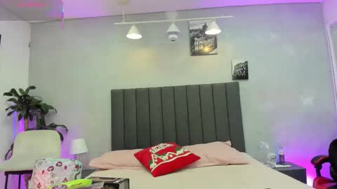 Kendra London online show from January 6, 11:25 am