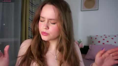 Snapshot of kendraedger chatting on May 6, 10:37 pm Kira online show from May 6, 10:37 pm
