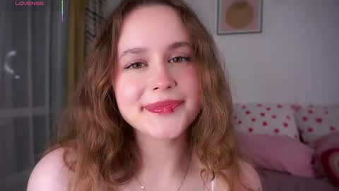 Snapshot of kendraedger chatting on May 17, 10:39 pm Kira online show from May 17, 10:39 pm