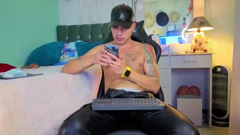Snapshot of kenfenty chatting on October 18, 1:30 am Chriss Morales online show from October 18, 1:30 am
