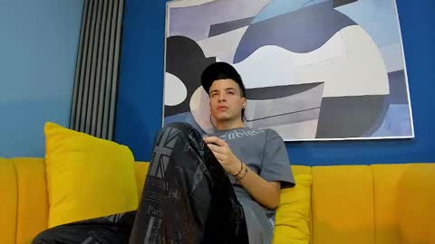 Snapshot of kevinn_blue chatting on September 13, 8:41 pm Sexy Hot Kevin online show from September 13, 8:41 pm