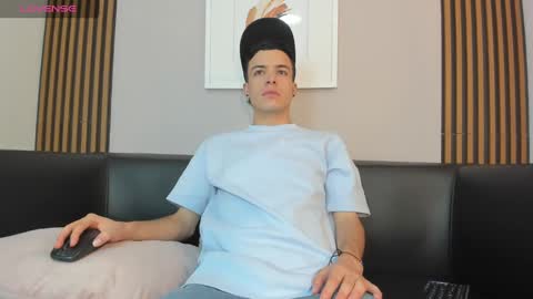 Snapshot of kevinn_blue chatting on September 14, 7:57 pm Sexy Hot Kevin online show from September 14, 7:57 pm