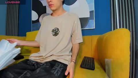 Snapshot of kevinn_blue chatting on September 17, 9:49 pm Sexy Hot Kevin online show from September 17, 9:49 pm