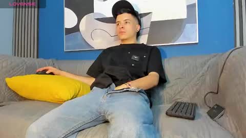 Snapshot of kevinn_blue chatting on September 19, 7:47 pm Sexy Hot Kevin online show from September 19, 7:47 pm