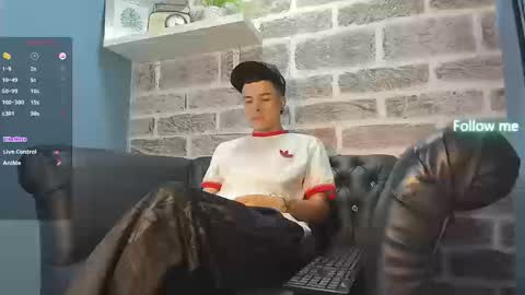 Snapshot of kevinn_blue chatting on September 23, 9:07 pm Sexy Hot Kevin online show from September 23, 9:07 pm