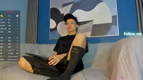 Snapshot of kevinn_blue chatting on September 30, 9:53 pm Sexy Hot Kevin online show from September 30, 9:53 pm