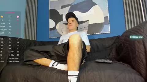 Snapshot of kevinn_blue chatting on October 11, 10:19 pm Sexy Hot Kevin online show from October 11, 10:19 pm