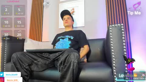 Snapshot of kevinn_blue chatting on November 6, 11:48 pm Sexy Hot Kevin online show from November 6, 11:48 pm