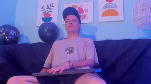 Snapshot of kevinn_blue chatting on November 12, 1:33 pm Sexy Hot Kevin online show from November 12, 1:33 pm