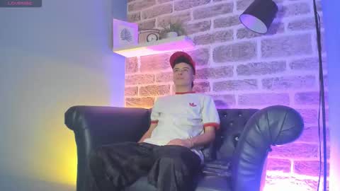 Snapshot of kevinn_blue chatting on November 17, 9:42 pm Sexy Hot Kevin online show from November 17, 9:42 pm