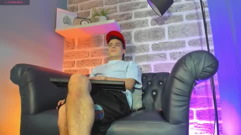 Snapshot of kevinn_blue chatting on December 5, 5:05 am Sexy Hot Kevin online show from December 5, 5:05 am