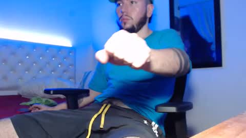 Snapshot of kevinsantiag0 chatting on December 1, 1:43 am kevinsantiag0 online show from December 1, 1:43 am