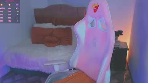 Snapshot of keyla_roberts_ chatting on July 25, 6:44 am Adhara. Help me reach 100 likes online show from July 25, 6:44 am