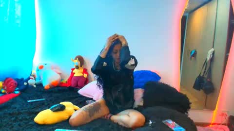 Snapshot of khaleesy13 chatting on May 21, 6:37 pm khaleesy online show from May 21, 6:37 pm