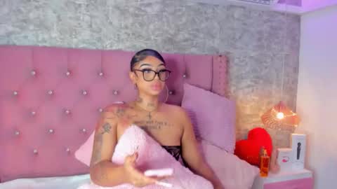 Snapshot of khelany_isyy chatting on February 6, 2:20 pm Khelany Isyy online show from February 6, 2:20 pm