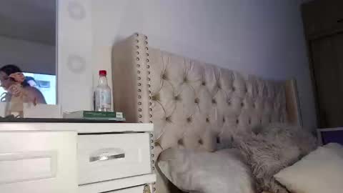 Snapshot of khloe33 chatting on February 13, 8:03 pm khloe33 online show from February 13, 8:03 pm