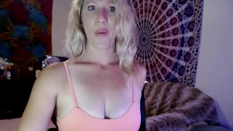 KELLYWILDNNOUT online show from September 18, 5:48 pm