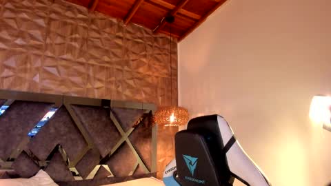 kiara_velvet__ online show from April 6, 5:19 am