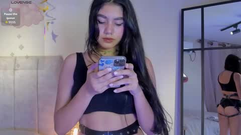 Snapshot of kiara_violet_ chatting on April 22, 11:28 pm Kiara online show from April 22, 11:28 pm