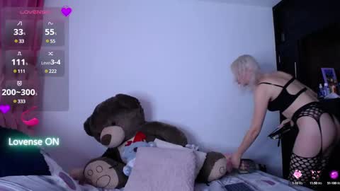 Snapshot of kiira_ra chatting on December 4, 9:51 am Anna Sophia online show from December 4, 9:51 am