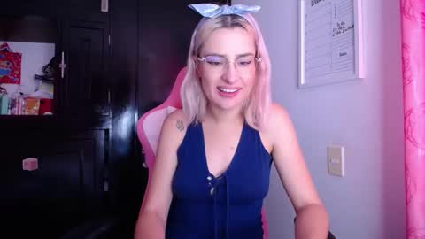 Snapshot of kiira_ra chatting on January 2, 6:23 pm Anna Sophia online show from January 2, 6:23 pm
