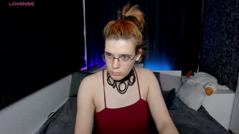 Snapshot of kiki_krash chatting on December 6, 1:33 pm Kiki online show from December 6, 1:33 pm