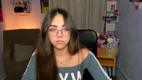 Snapshot of kiki_swan chatting on June 25, 7:18 pm kiki_swan online show from June 25, 7:18 pm