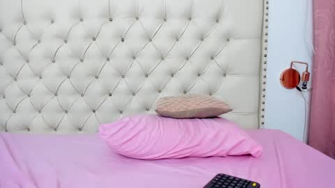 Snapshot of kim_eli chatting on February 9, 2:06 am kim_eli online show from February 9, 2:06 am