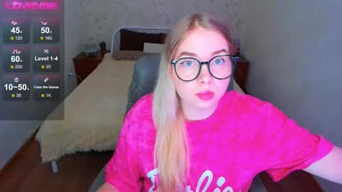 Snapshot of kim_girl_next_door chatting on February 23, 1:30 pm KIM online show from February 23, 1:30 pm