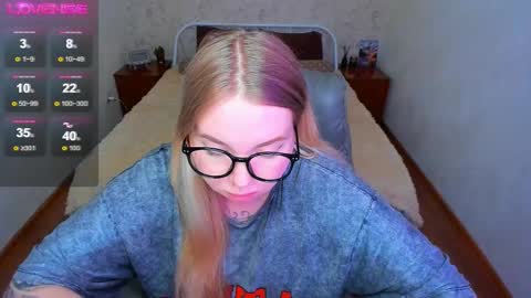 Snapshot of kim_girl_next_door chatting on March 3, 1:17 pm KIM online show from March 3, 1:17 pm