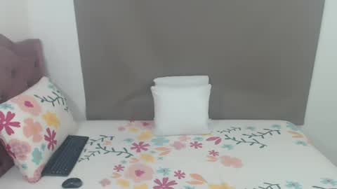 Snapshot of kimberjamesxx chatting on June 3, 4:04 am DANIELA online show from June 3, 4:04 am