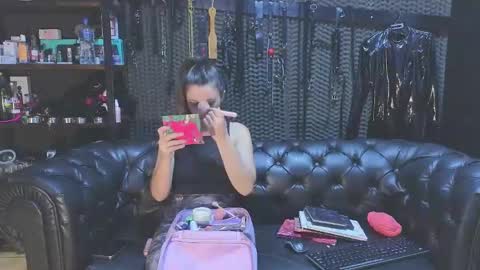  KIMBERLY SWAN  online show from January 21, 10:08 pm