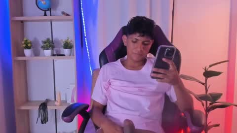 Snapshot of kimerico_04 chatting on February 4, 1:45 am ISAAC online show from February 4, 1:45 am