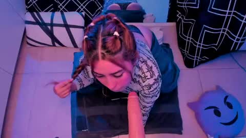 kendall online show from April 18, 2:26 am