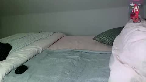     Help me reach 100 thumbs up  online show from October 28, 7:27 pm