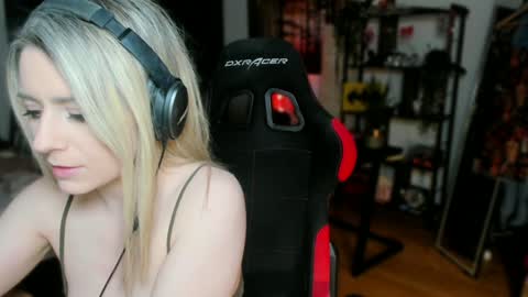 Wolfs Girl online show from March 12, 8:10 pm