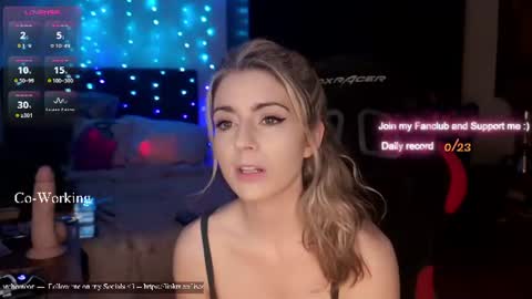 Snapshot of kimilee22 chatting on July 6, 7:49 pm Wolfs Girl online show from July 6, 7:49 pm