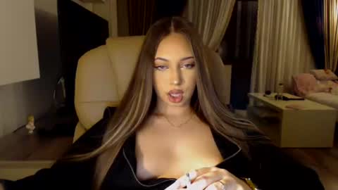 Kim Lee  online show from February 20, 5:18 pm