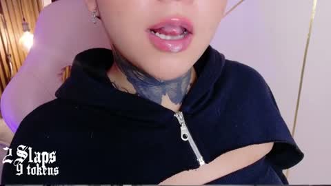 Snapshot of kimmi_kim chatting on June 11, 2:04 pm online show from June 11, 2:04 pm